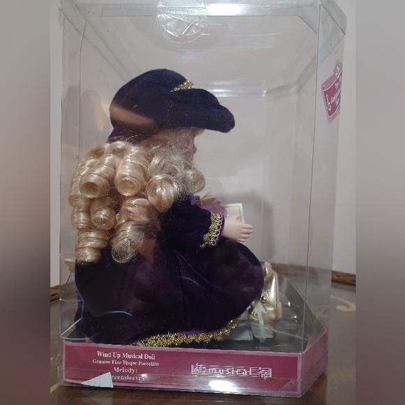 Gift gallery wind up musical doll (Tiffany) - Picture 3 of 3